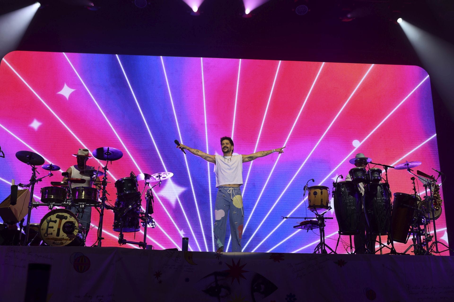 Camilo y María Becerra prenden la mecha de las fiestas de San Mateo de Oviedo