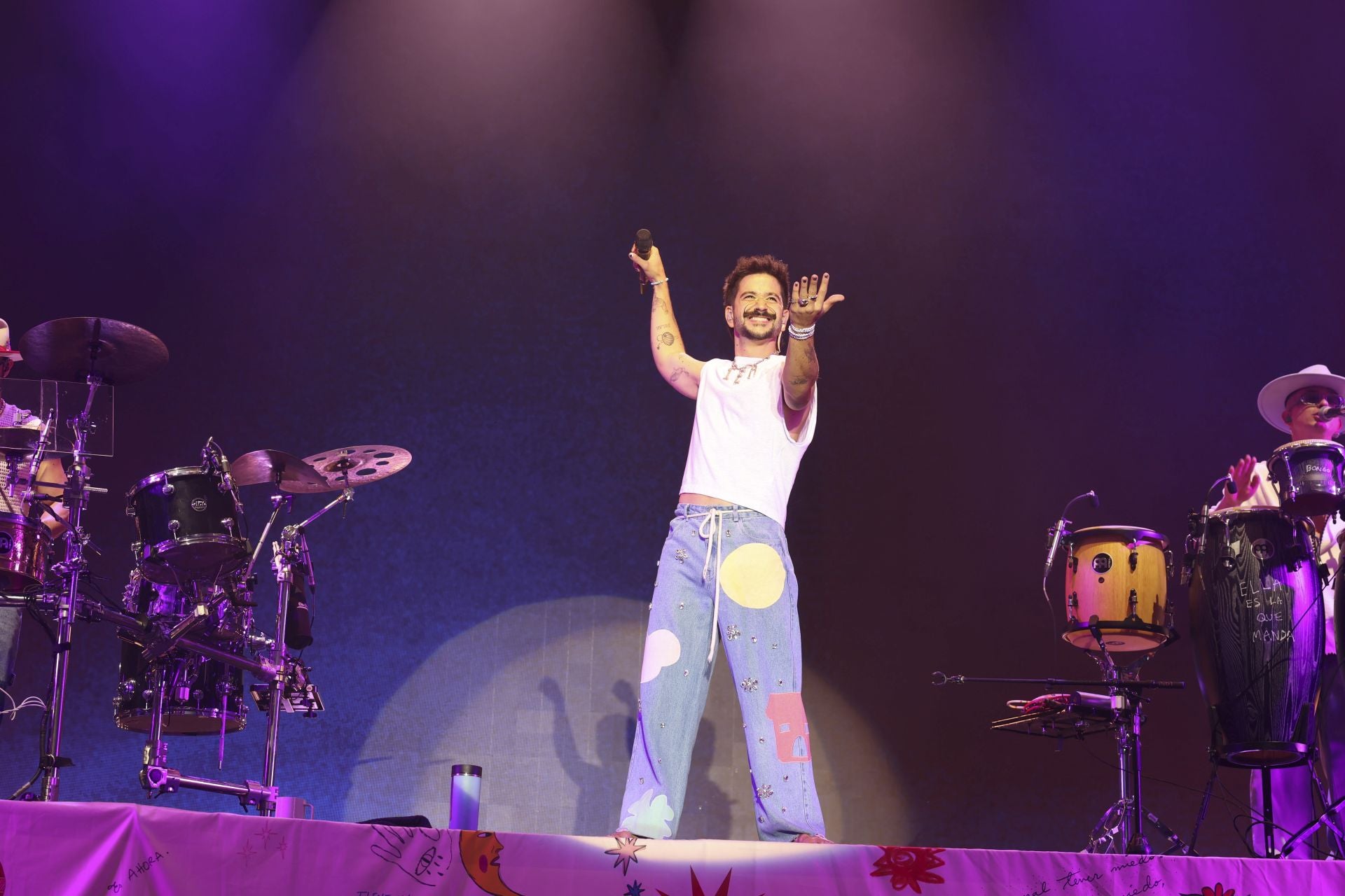Camilo y María Becerra prenden la mecha de las fiestas de San Mateo de Oviedo