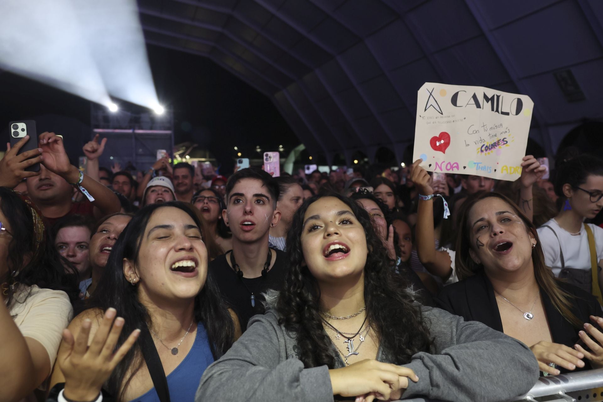 Camilo y María Becerra prenden la mecha de las fiestas de San Mateo de Oviedo