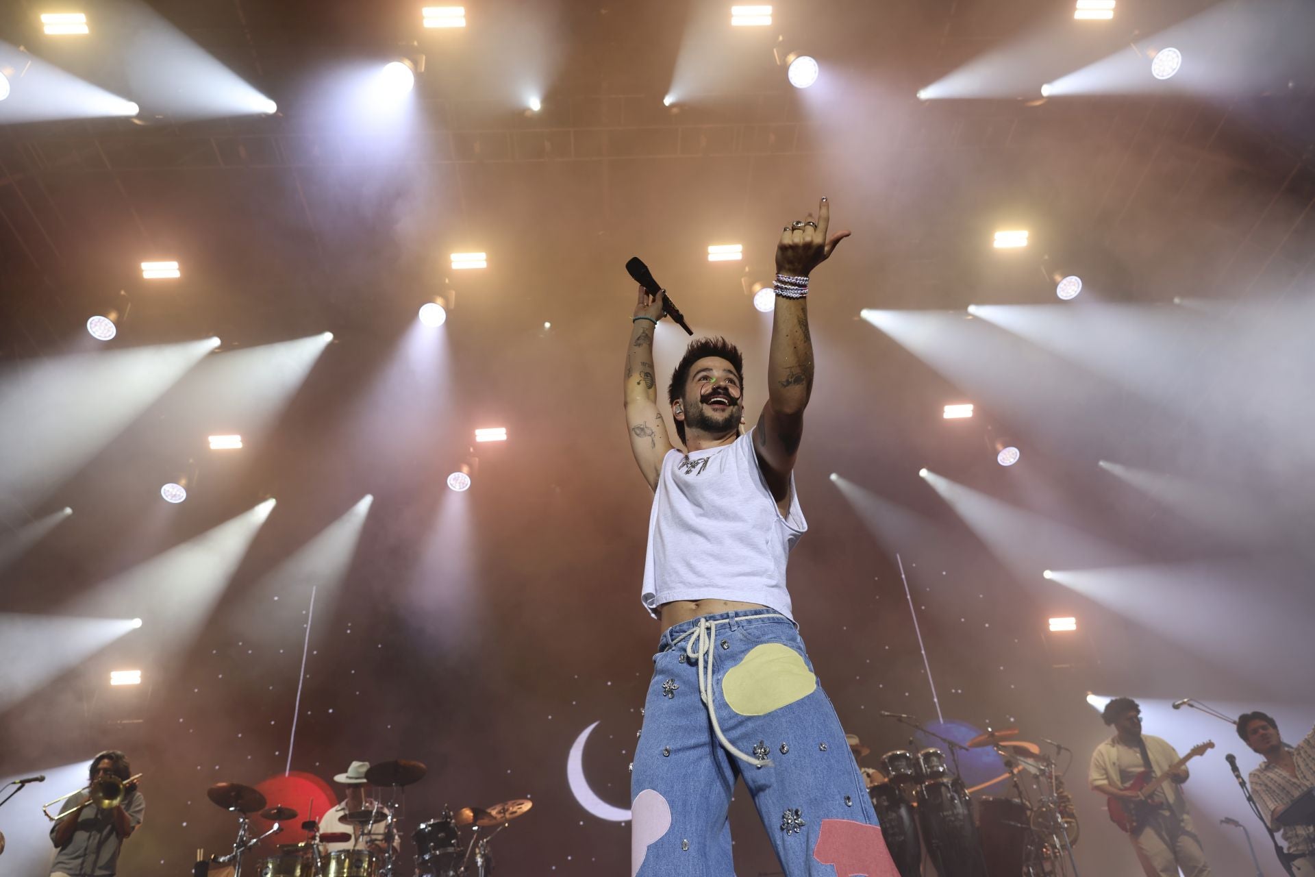 Camilo y María Becerra prenden la mecha de las fiestas de San Mateo de Oviedo