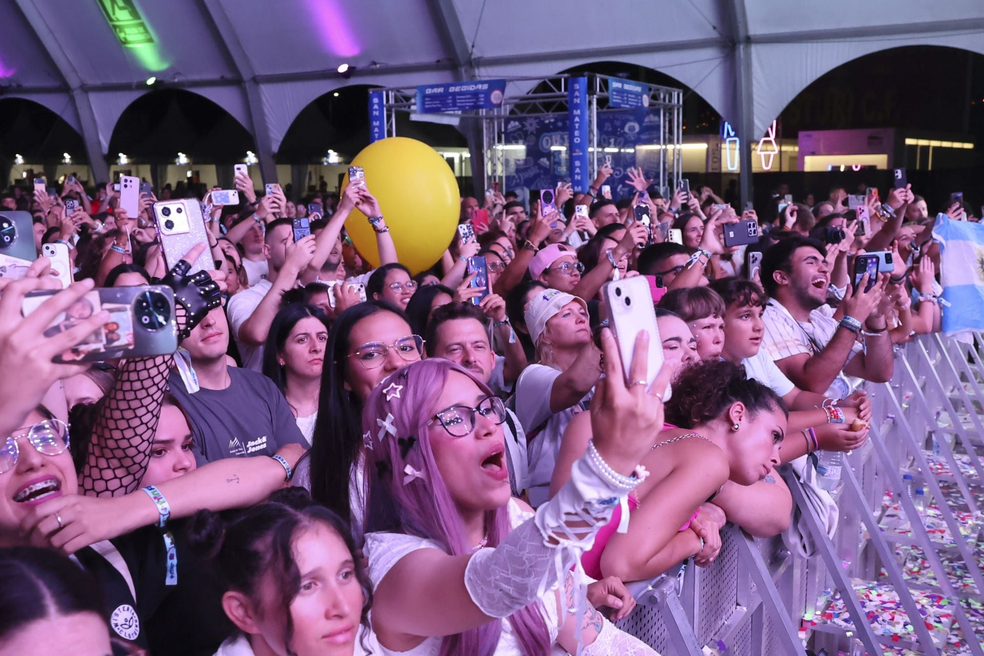Camilo y María Becerra prenden la mecha de las fiestas de San Mateo de Oviedo