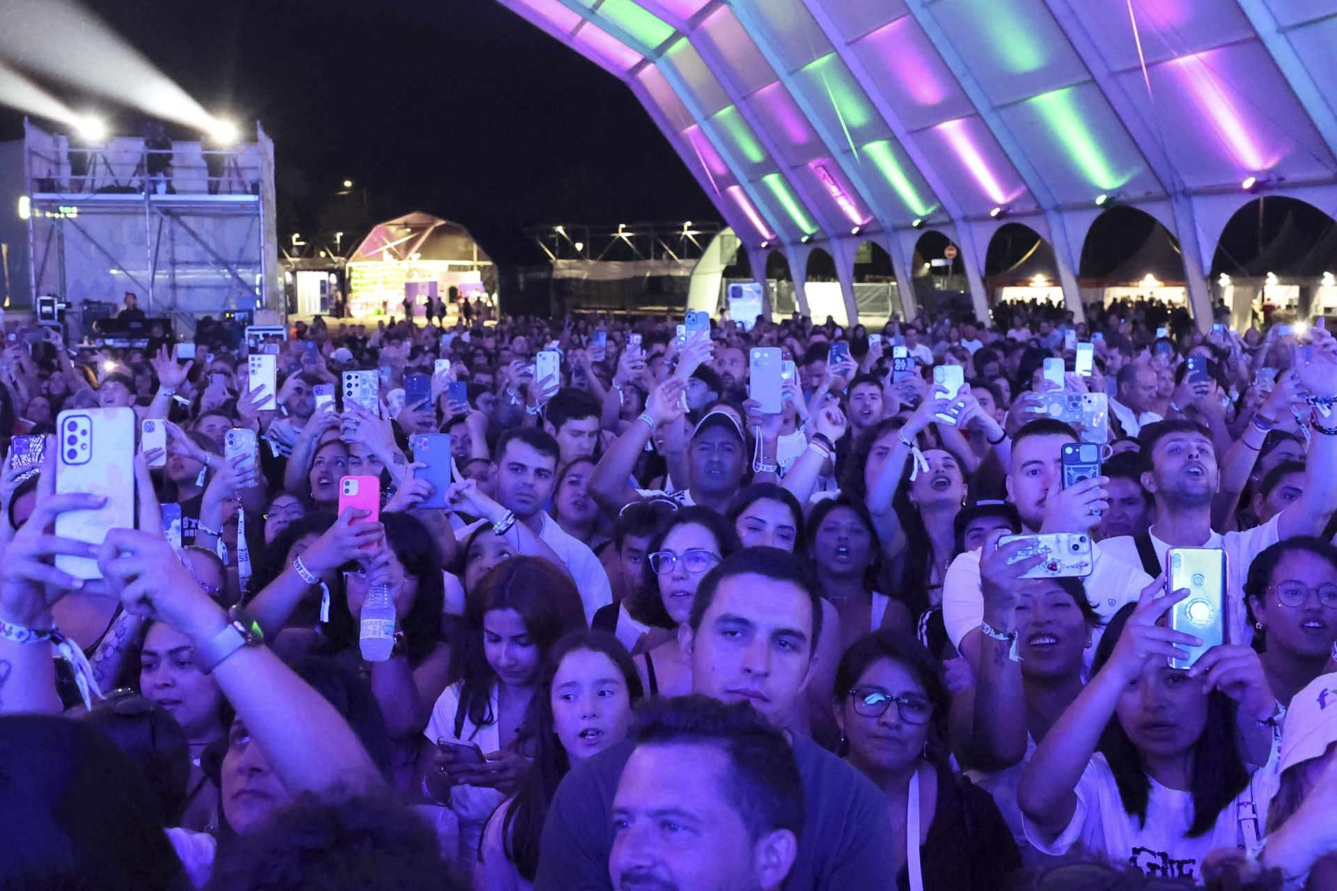 Camilo y María Becerra prenden la mecha de las fiestas de San Mateo de Oviedo