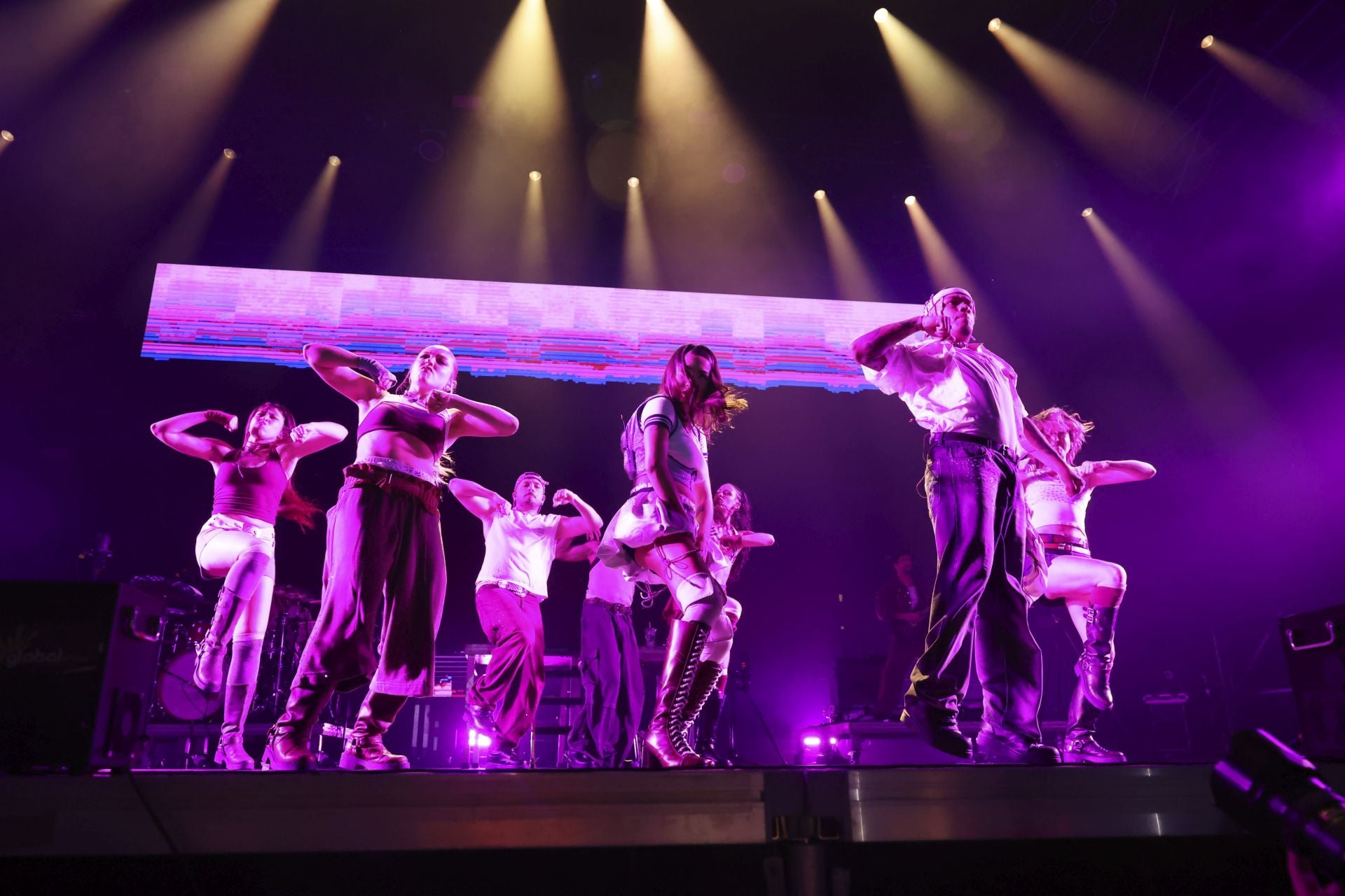 Camilo y María Becerra prenden la mecha de las fiestas de San Mateo de Oviedo