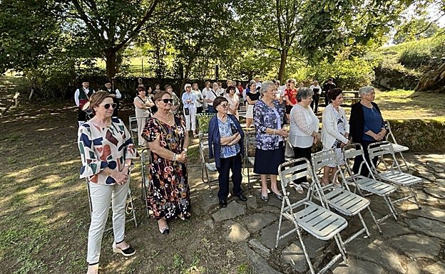 Vecinos asistentes a la misa.