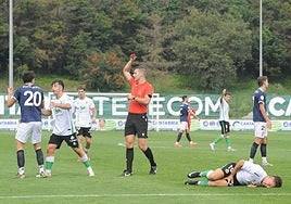 Berto González ve la tarjeta roja en el 18, lo que marcó el partido.