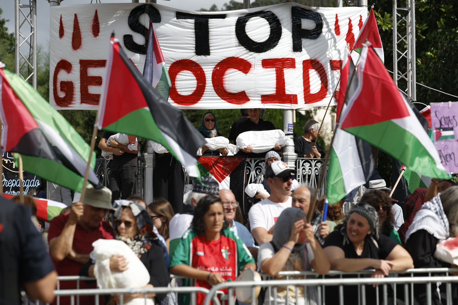 Más protestas propalestinas en la salida de La Vuelta en Vegadeo