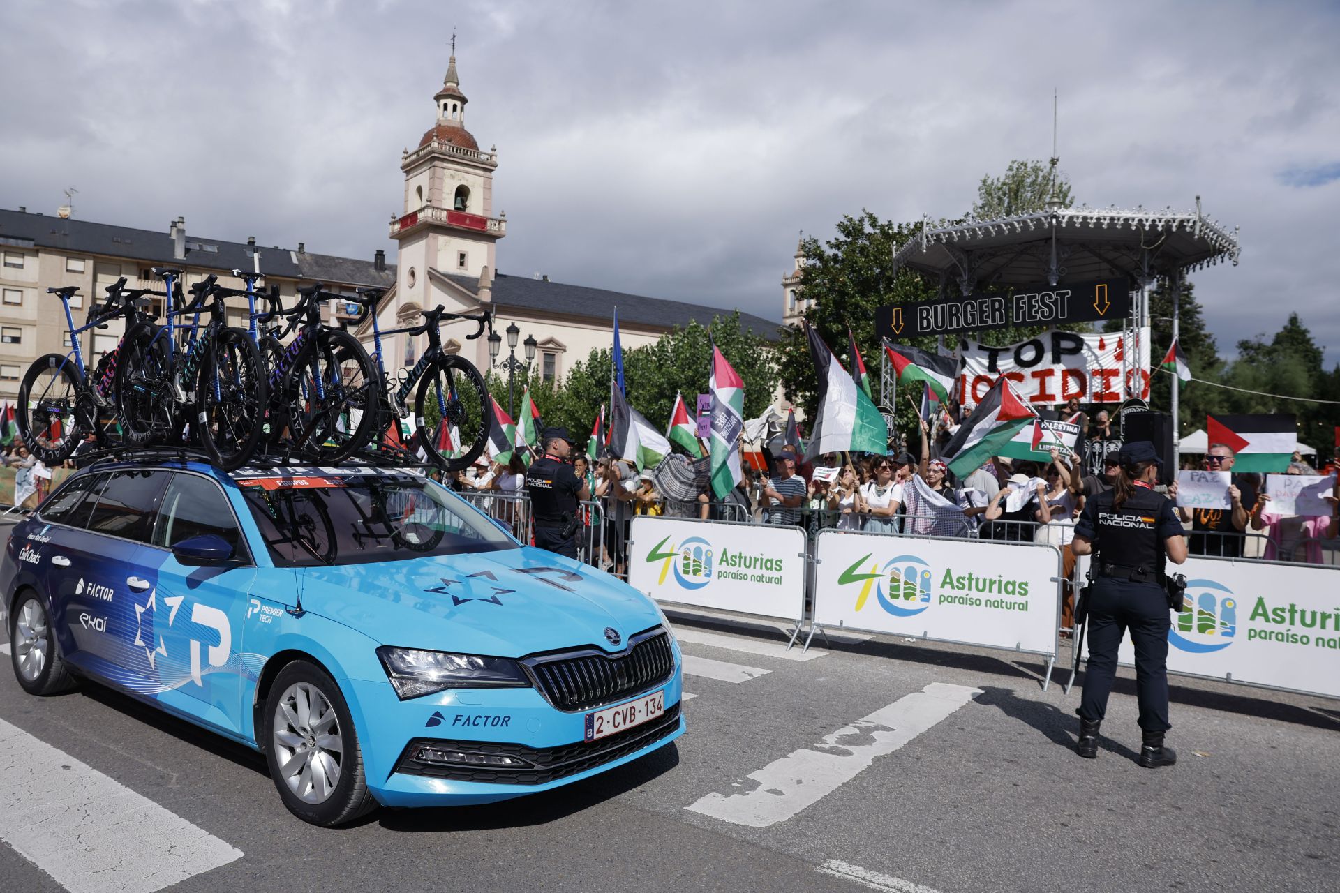 Más protestas propalestinas en la salida de La Vuelta en Vegadeo