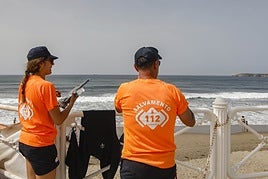Dos socorristas, en el paseo de Salinas.