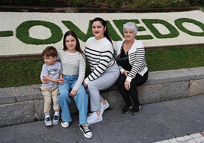 Laura Gutiérrez (con sus dos hijos) y Damarys Hernández