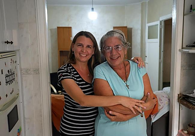 Lourdes Sampera y su madre, María Amelia González, en su domicilio en La Felguera.