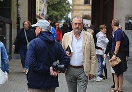El especialista en los Austrias pasea con su libro por las calles de Gijón.