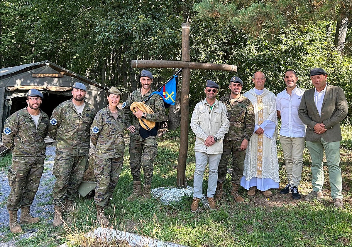 Un grupo de soldados con el capellán y el alcalde de Siero (segundo por la derecha).