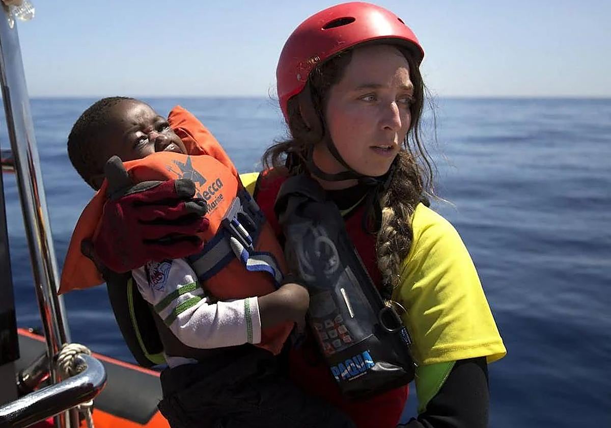 Anabel Montes sujeta en brazos a un pequeño rescatado, en junio de 2017, en la costa de Libia.