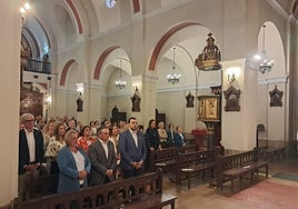 Barbón, junto al alcalde de Nava, en la misa celebrada este 8 de septiembre en la villa naveta.