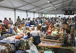 La carpa del Centro Asturiano, abarrotada en el día grande.