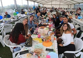 Un grupo de socios del Santa Olaya durante la comida de hermandad.