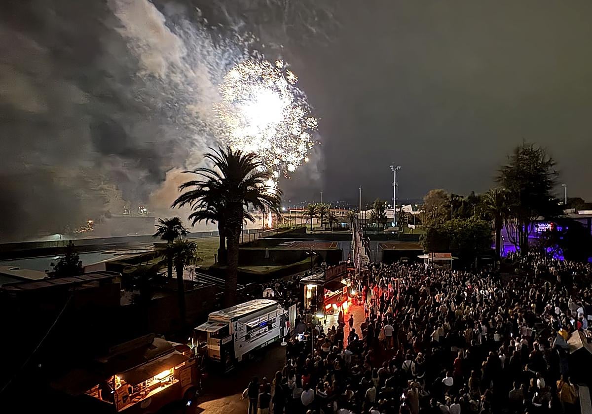 El Grupo Covadonga revienta el cielo de Gijón en honor de la Santina