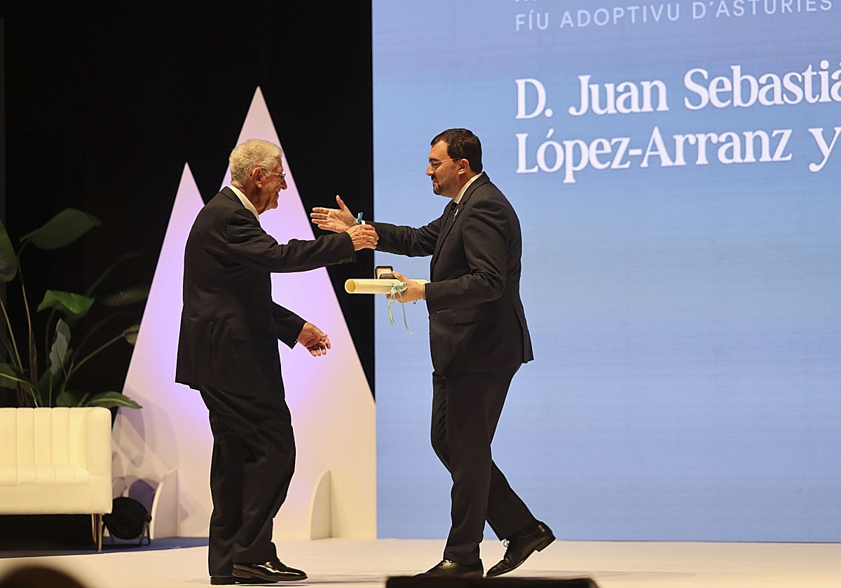 López Arranz recibe la medalla de manos de Adrián Barbón.