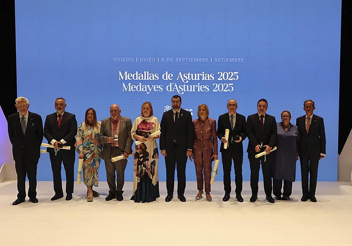 Los premiados con las Medallas de Asturias 2025 con el presidente del Principado.