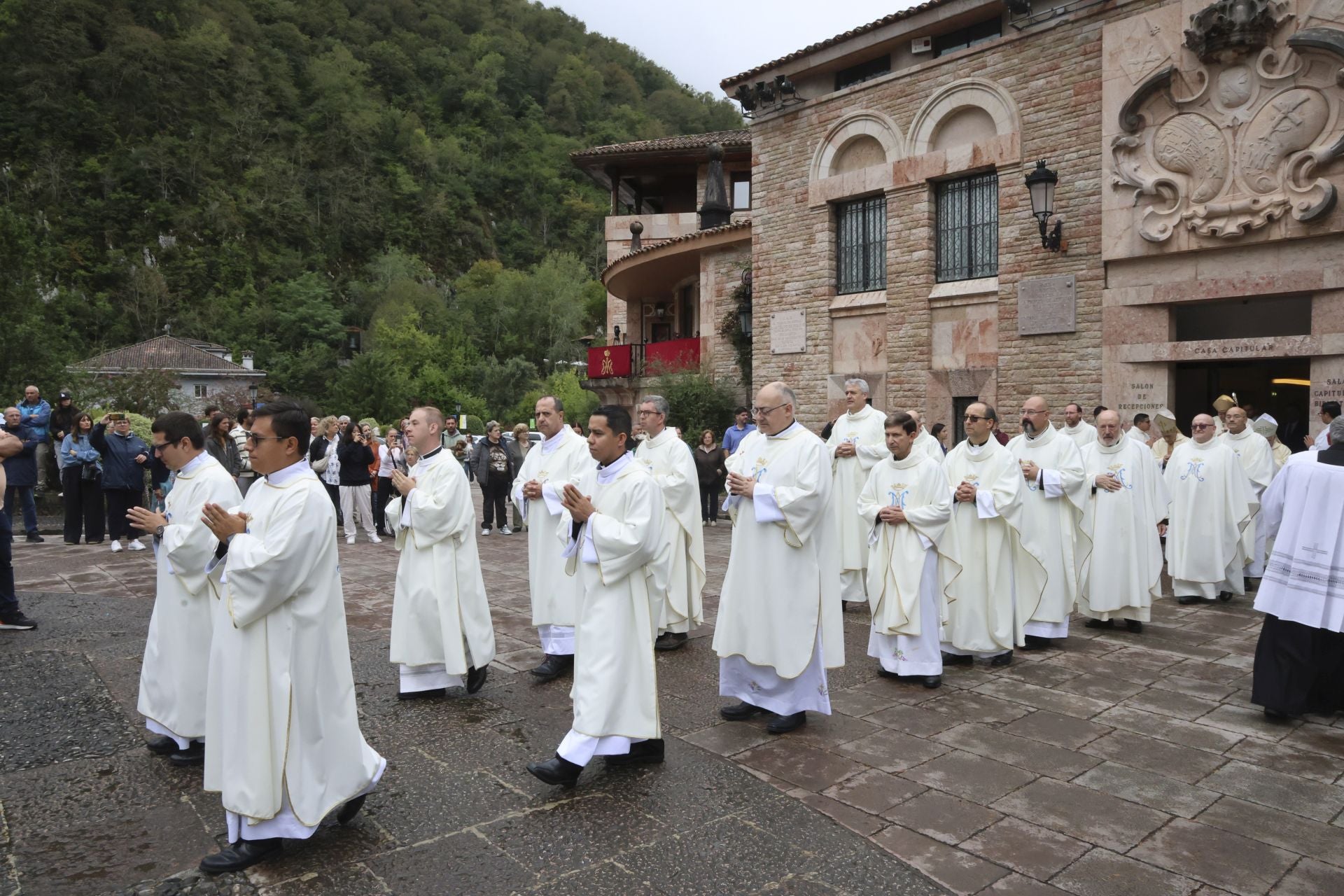 La misa en Covadonga por el Día de la Santina, en imágenes
