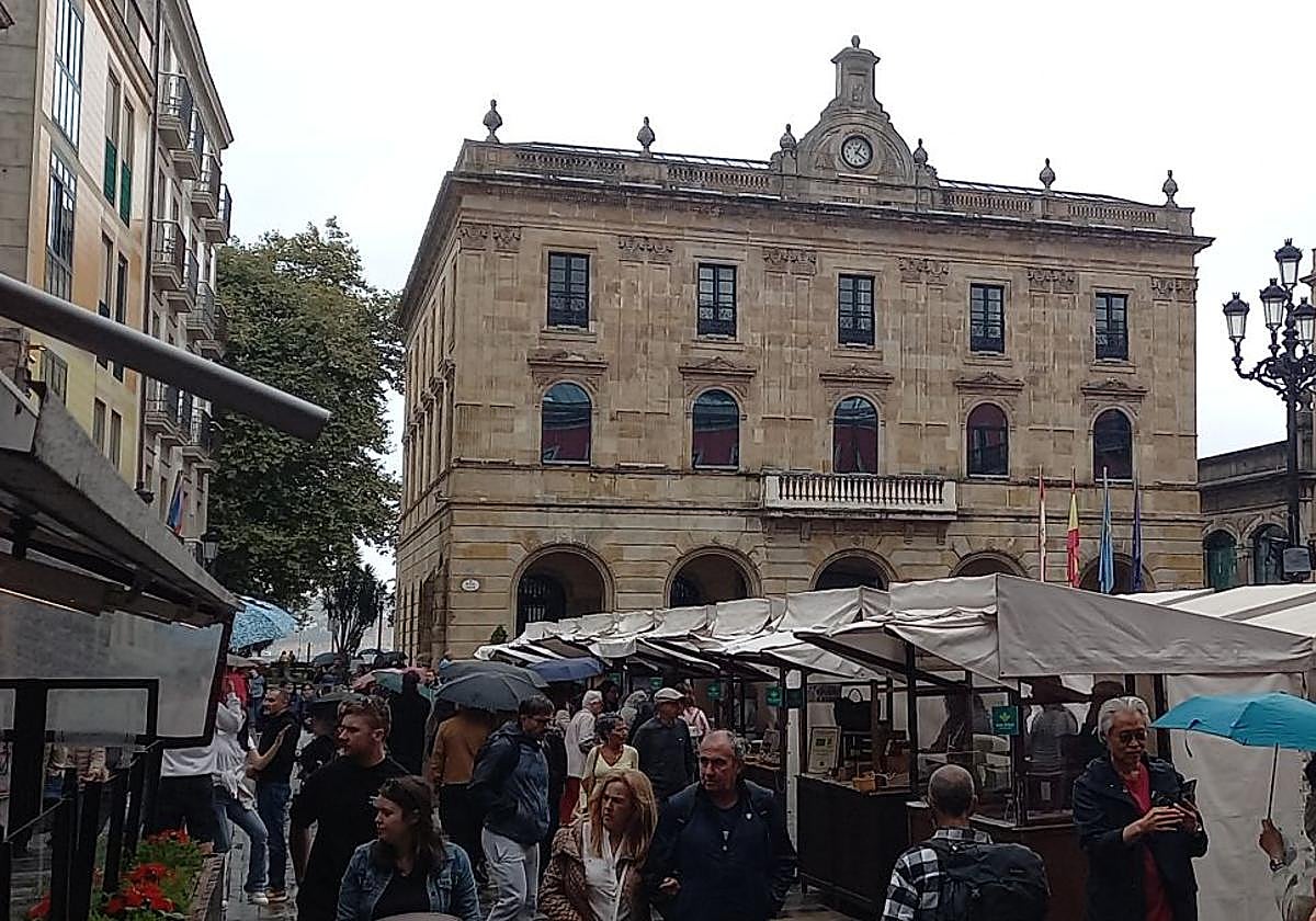 La plaza Mayor de Gijón, este domingo, con los puestos del Mercado Artesano y Ecológico.
