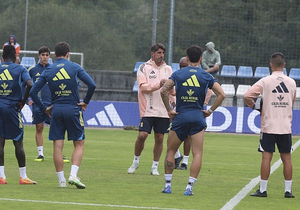 Paunovic da indicaciones a sus hombres en el regreso de los azules a los entrenamientos en El Requexón.