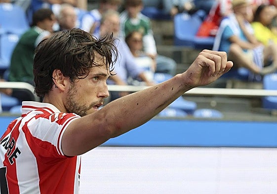 El mediocentro Álex Corredera, el pasado sábado en Riazor, dando indicaciones a sus compañeros en un saque de esquina.