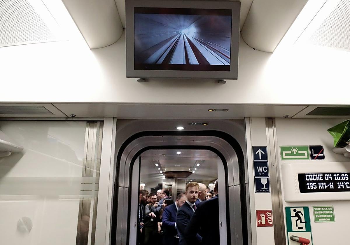 El Alvia que inauguró la variante de Pajares, en noviembre de 2023, alcanzando los 195 kilómetros por hora en los túneles entre Telledo y Pola de Gordón, y mostrando el interior de los mismos por las pantallas.