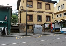 La antigua casa de correos de Ujo antes de ser rehabilitada, en 2022