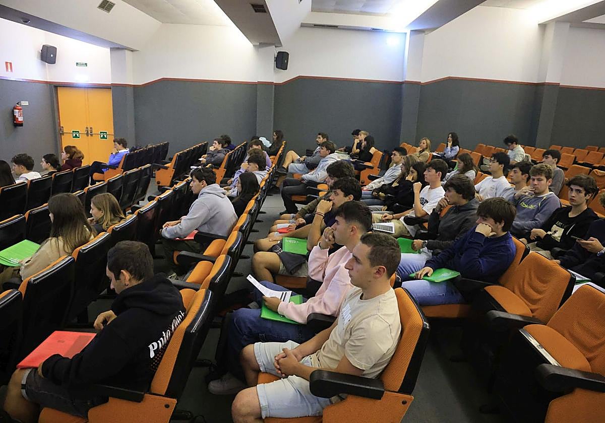 Nuevos estudiantes de la Escuela de Marina Civil asisten a la jornada de acogida en su primer día de clase.