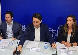 David Cuesta, Andrés Ruiz y Ángela Pumariega, este martes, en la sede del Partido Popular de Gijón.