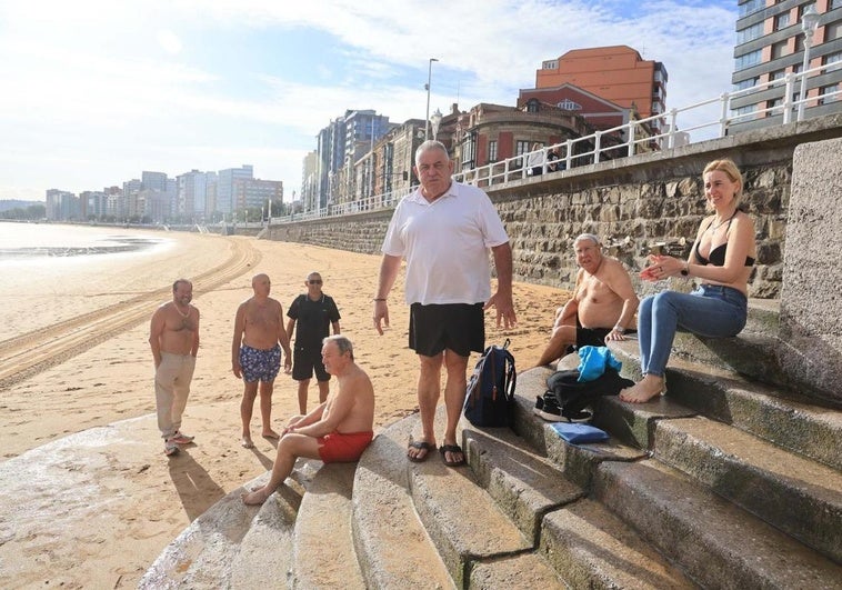El rito de la 'novena' se cumple en Gijón: «Confío en no coger ningún catarro gracias a los nueve baños»