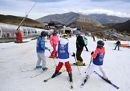 Esquiadores en la estación de Valgrande-Pajares, en Lena