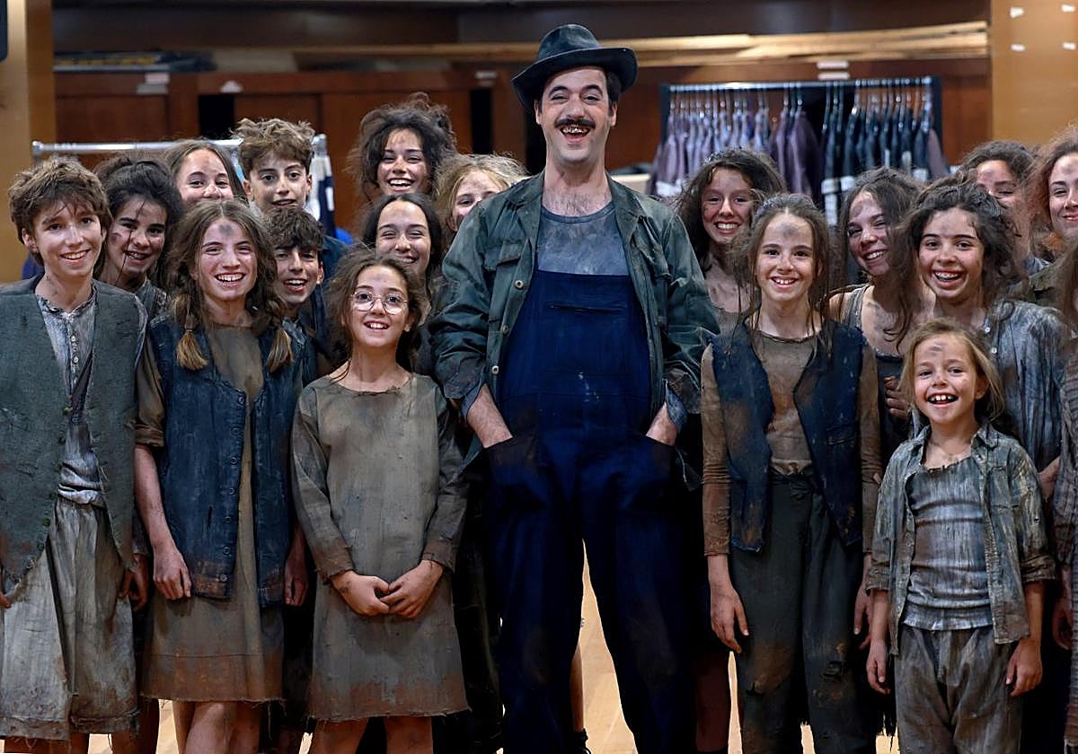 Carles Pachón, rodeado de los niños que participan en la obra, momentos antes de salir a escena.