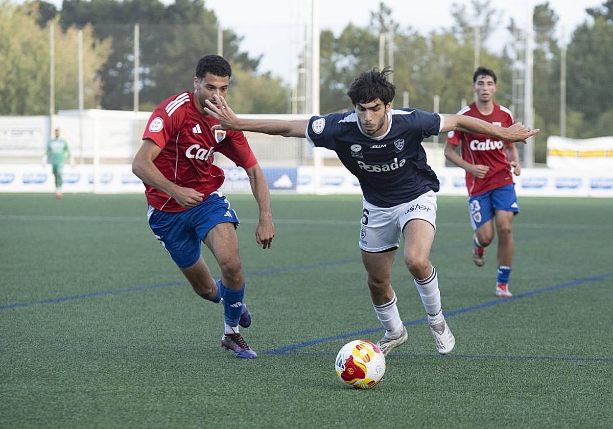 Tomás Fuentes, que anotó los dos goles del Marino, trata de superar a un rival.