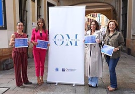 La edil Leticia González, con representantes de 'Oviedo es Moda'.