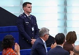 El jefe de equipo de bomberos griegos que trabajó en Asturias, en representación de todos ellos, Nikolaos Paisios, en el Parlamento Europeo.