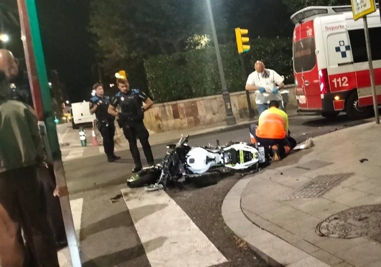 Herido un motorista al chocar con una ambulancia en Gijón