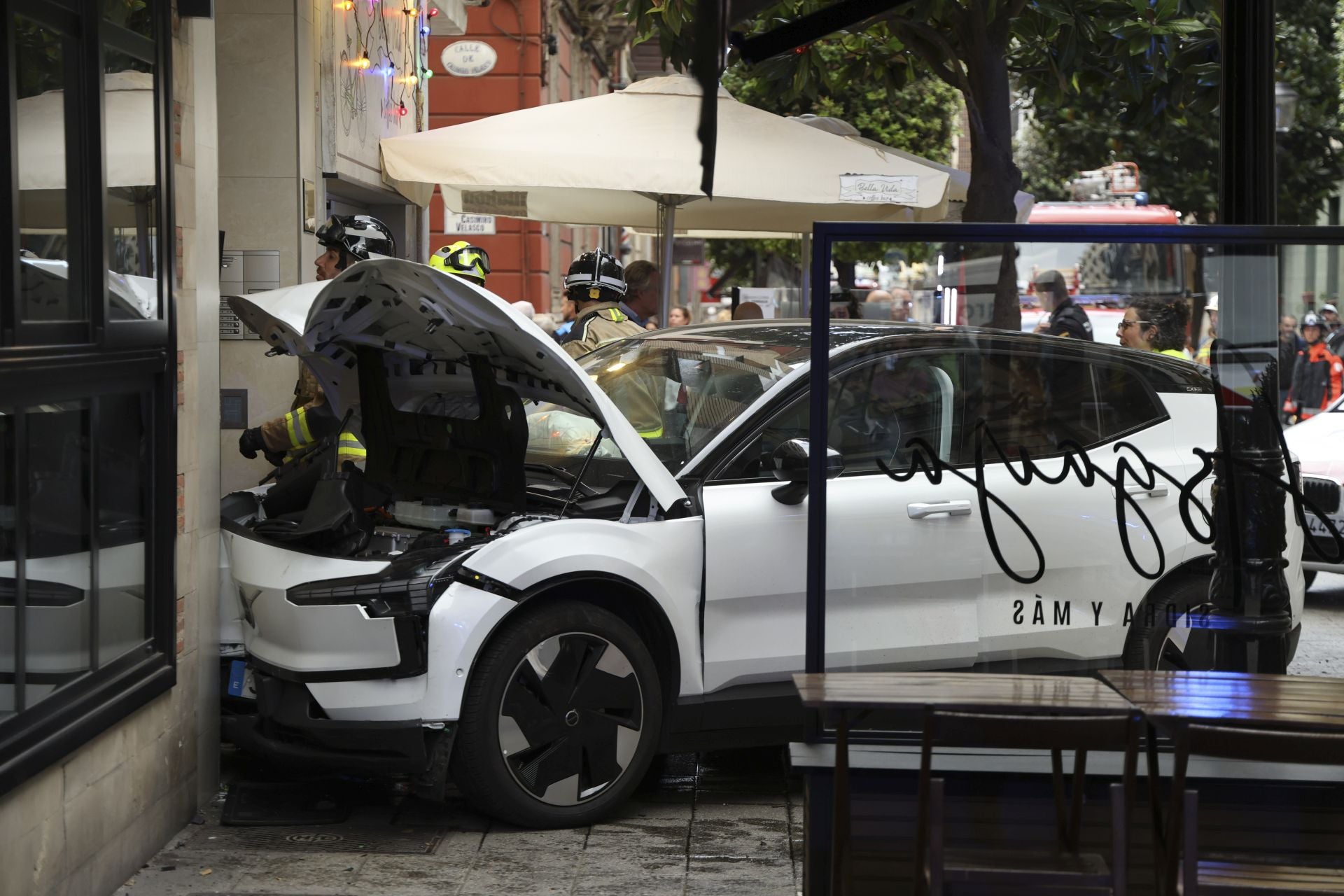 Un coche se lleva por delante parte de una terraza en Gijón: las imágenes del suceso