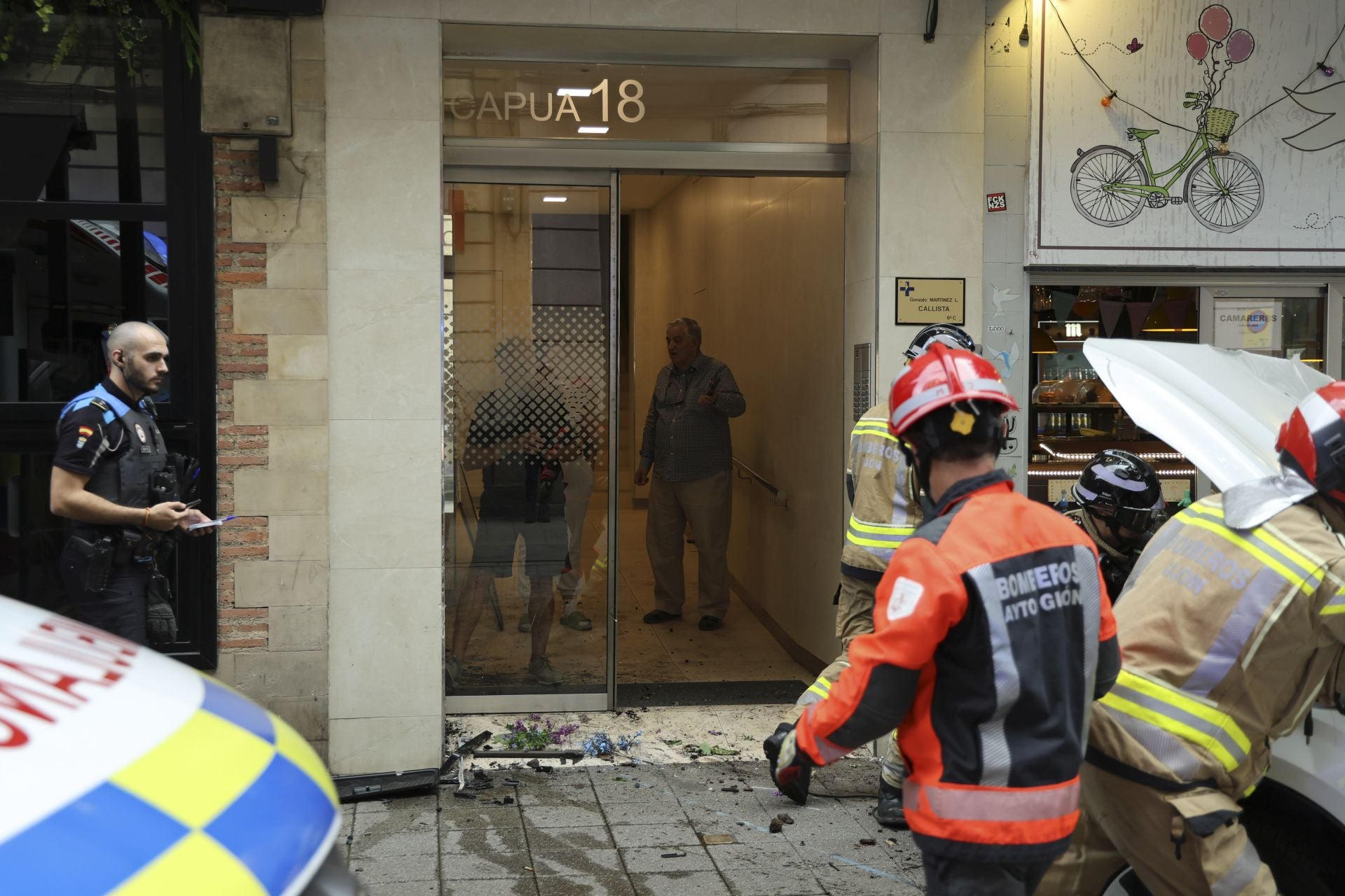 Un coche se lleva por delante parte de una terraza en Gijón: las imágenes del suceso