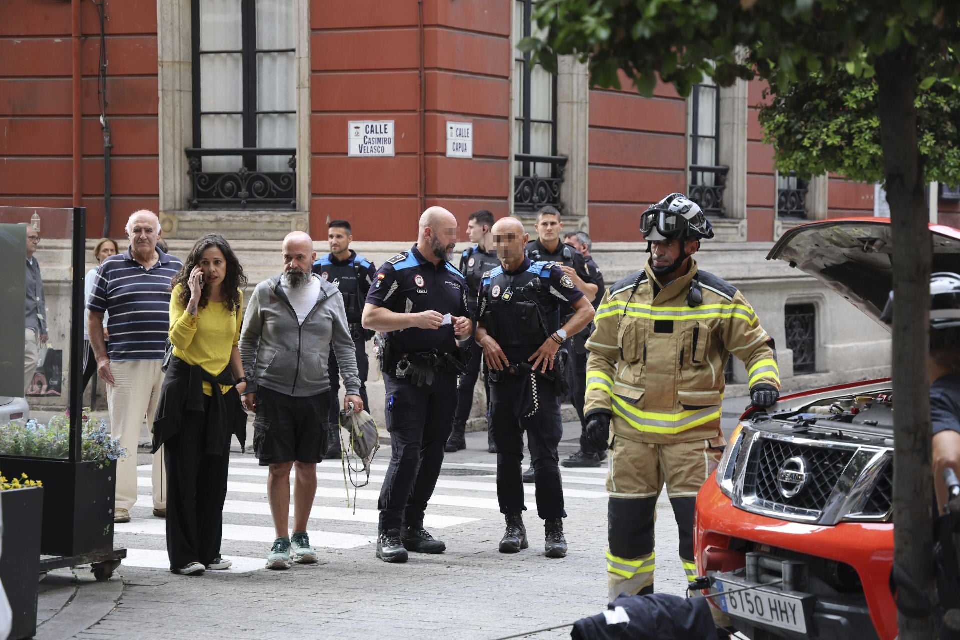 Un coche se lleva por delante parte de una terraza en Gijón: las imágenes del suceso