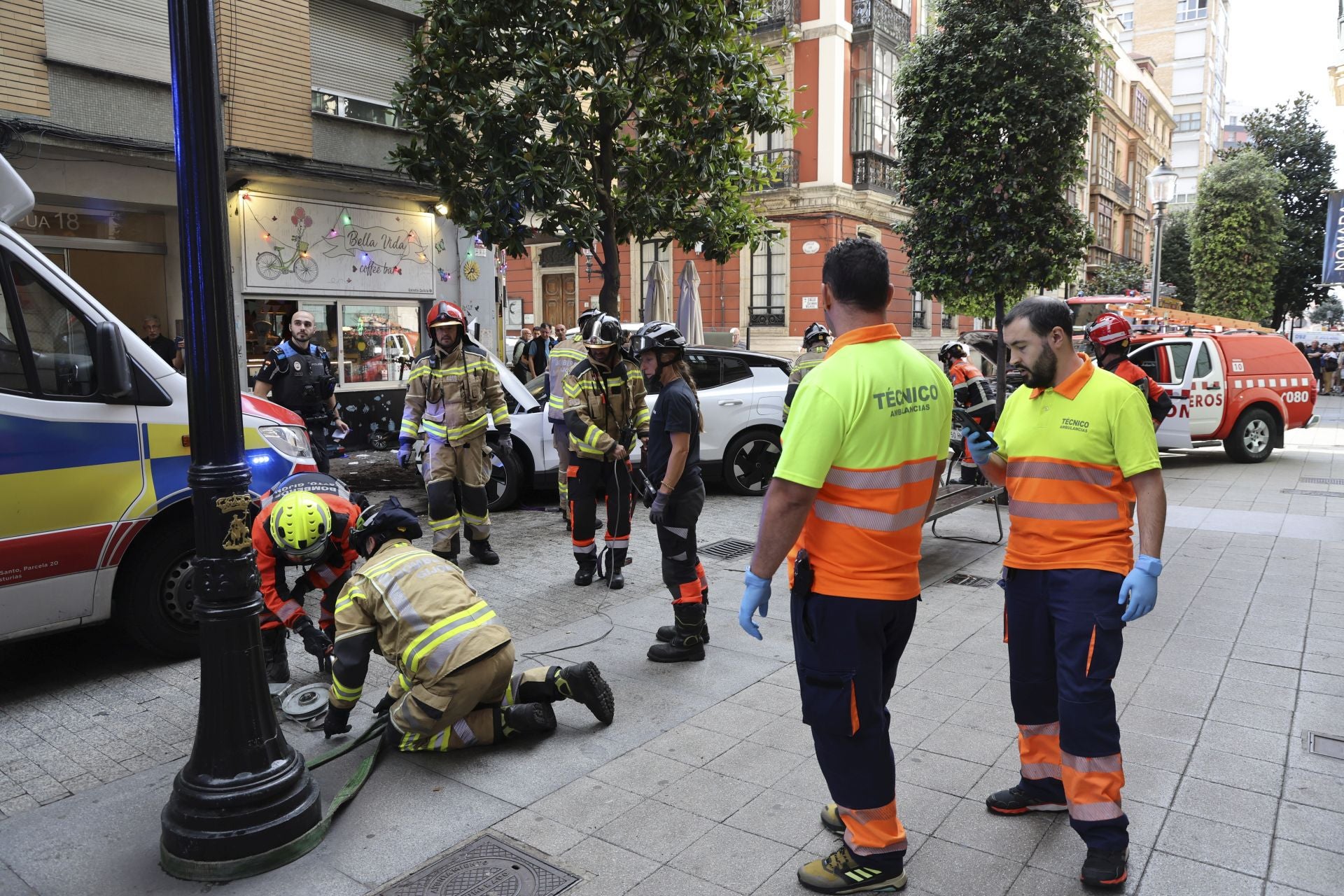 Un coche se lleva por delante parte de una terraza en Gijón: las imágenes del suceso