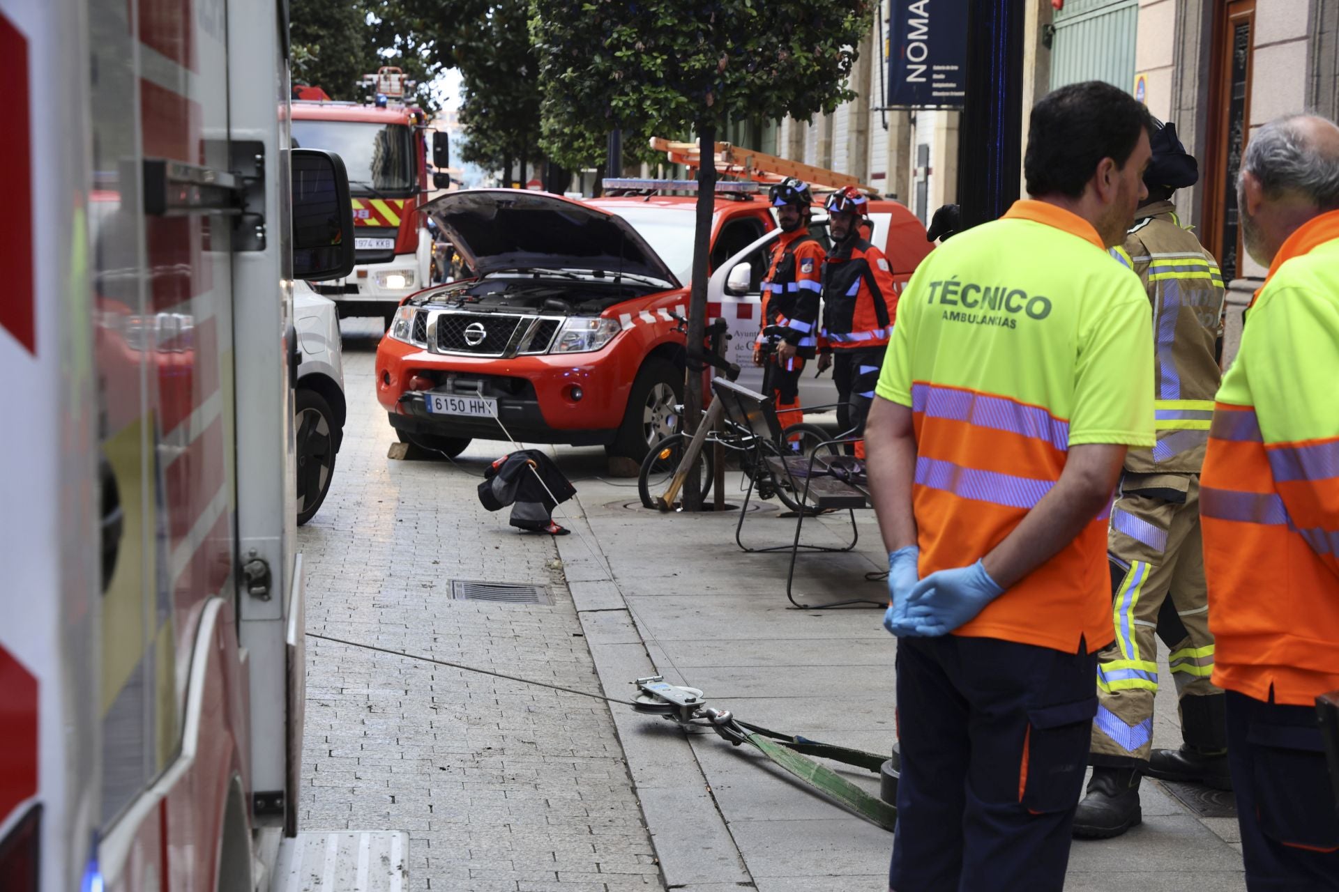 Un coche se lleva por delante parte de una terraza en Gijón: las imágenes del suceso