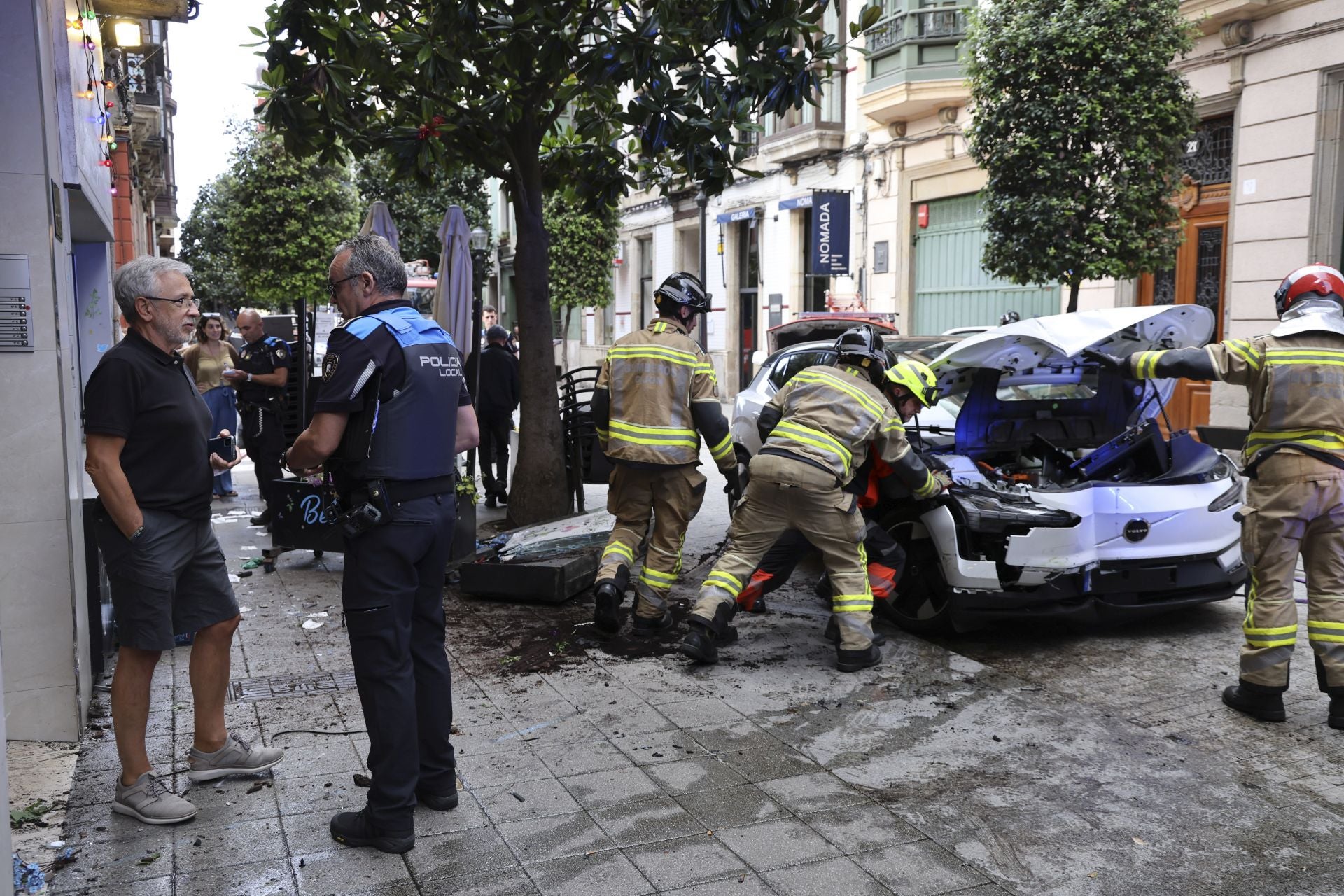 Un coche se lleva por delante parte de una terraza en Gijón: las imágenes del suceso