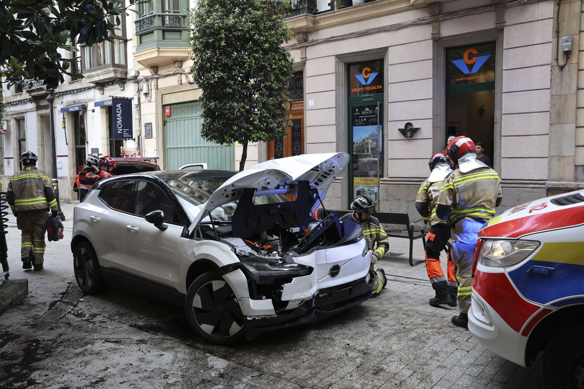 Un coche se lleva por delante parte de una terraza en Gijón: las imágenes del suceso