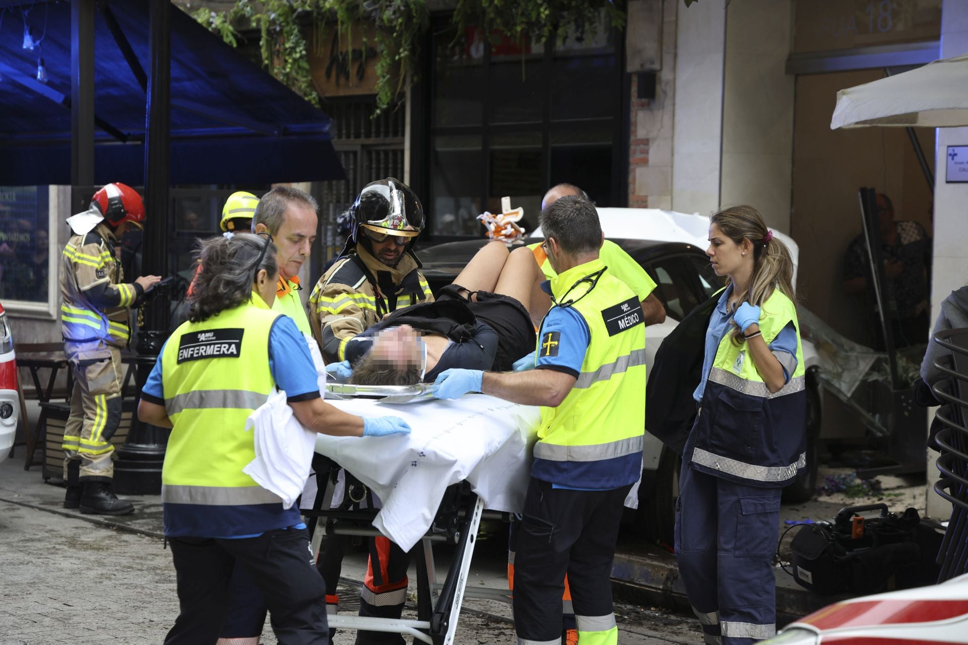 Un coche se lleva por delante parte de una terraza en Gijón: las imágenes del suceso
