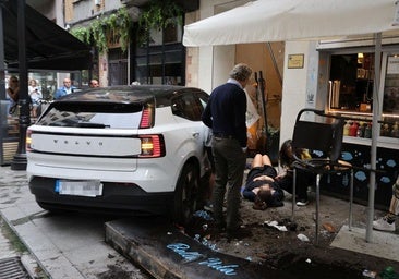 Grave accidente en Gijón: pierde el control de su coche y acaba arrollando a una mujer en una terraza