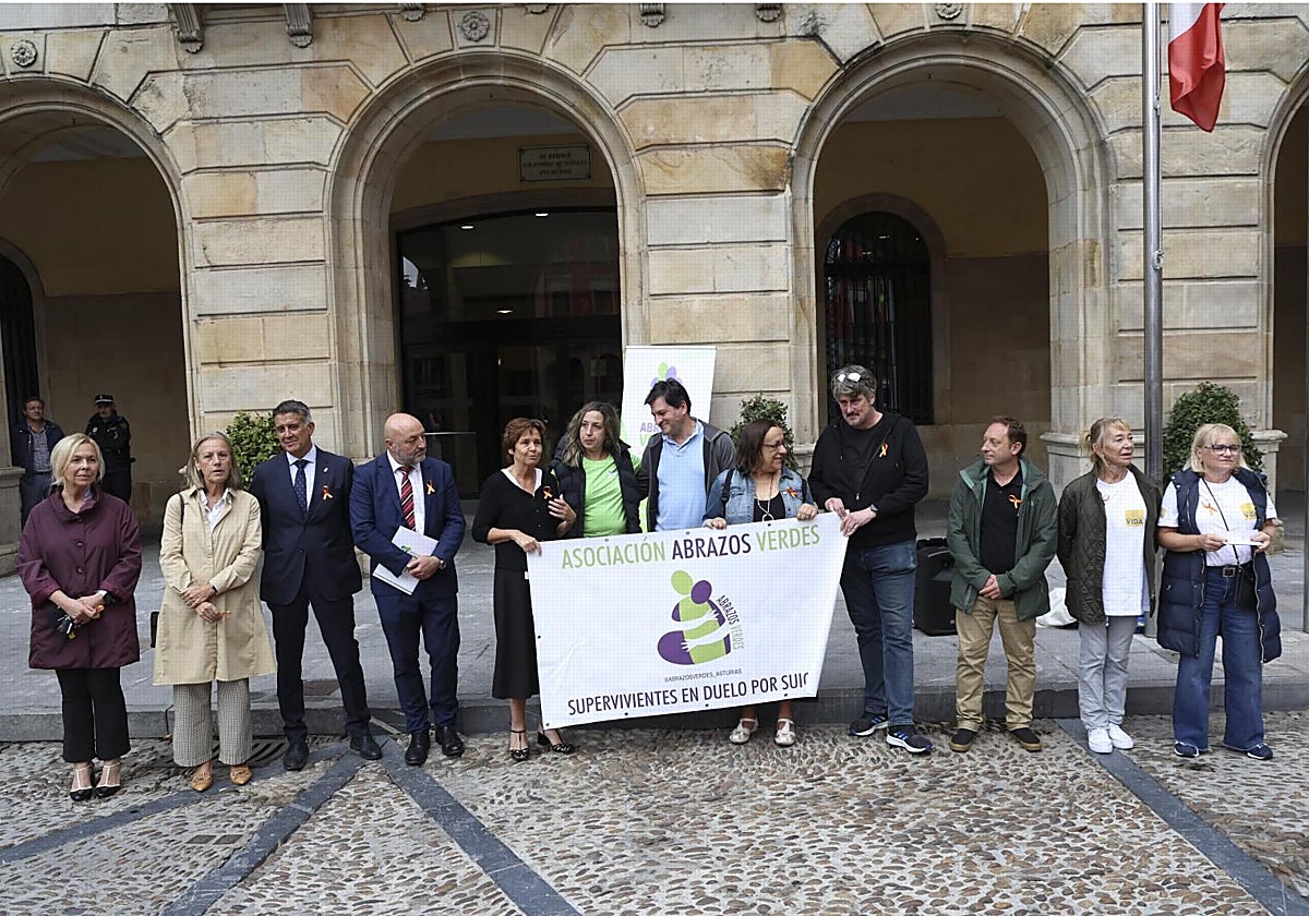 Concentración de la asociación Abrazos Verdes en la plaza Mayor de Gijón, junto a autoridades locales y regionales.