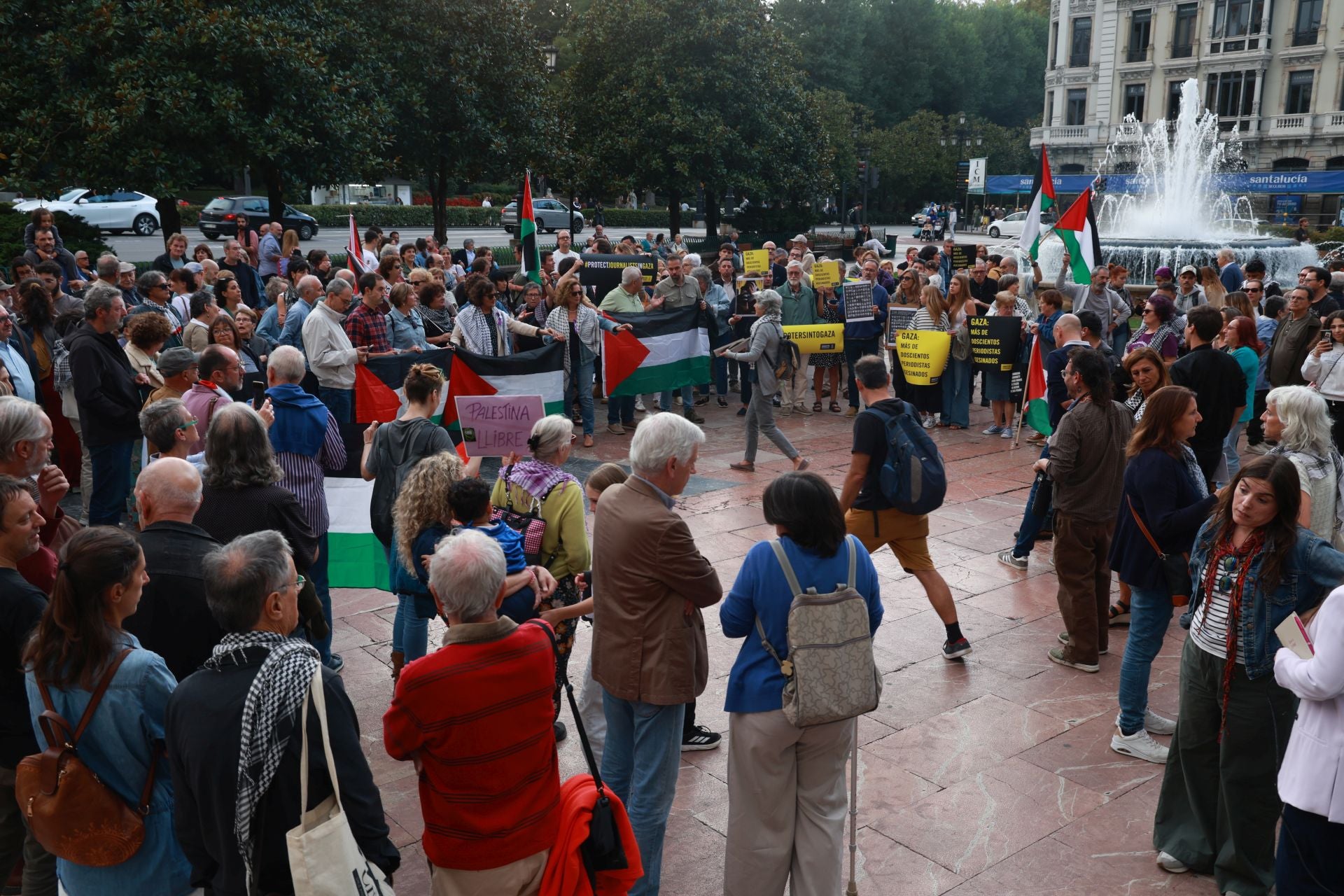 Los periodistas y fotógrafos de Asturias exigen el fin de la masacre en Gaza: «No es una guerra es un genocidio»