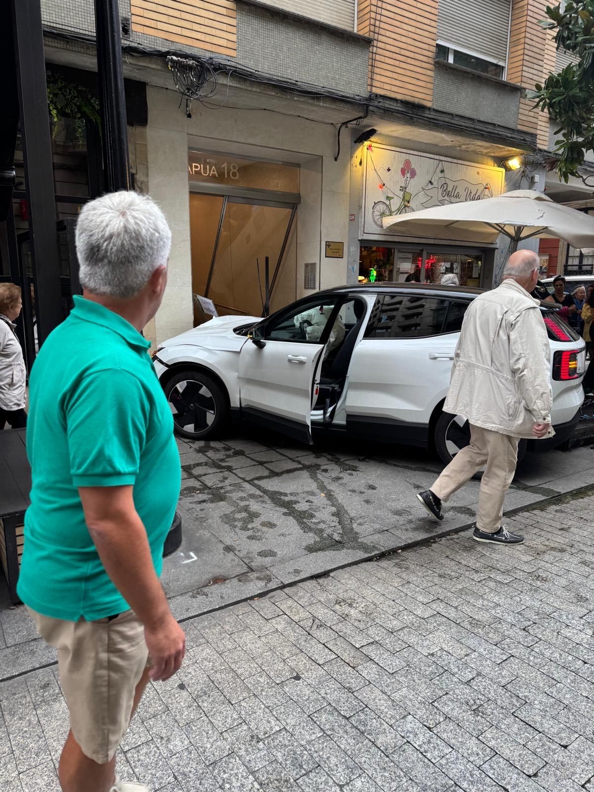Un coche se lleva por delante parte de una terraza en Gijón: las imágenes del suceso